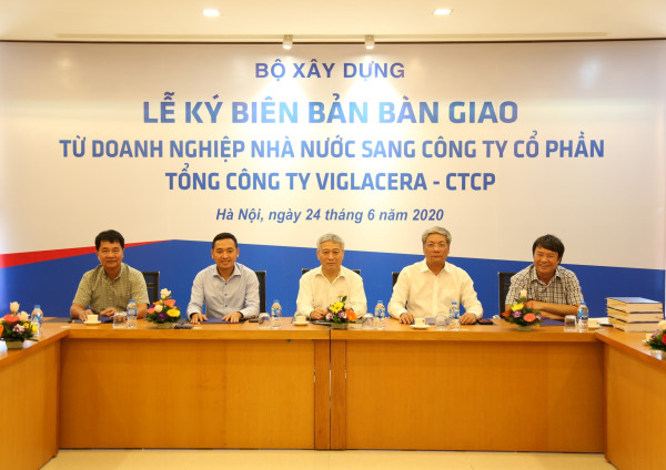 Lễ ký biên bản bàn giao từ doanh nghiệp nhà nước sang công ty cổ phần – Tổng công ty Viglacera – CTCP